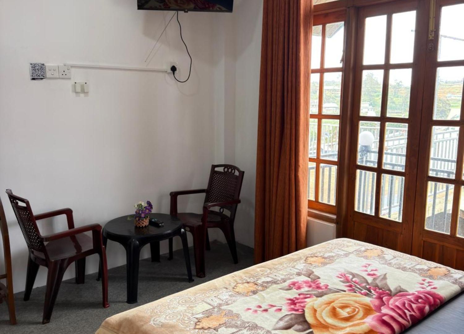 Creek View Hotel *