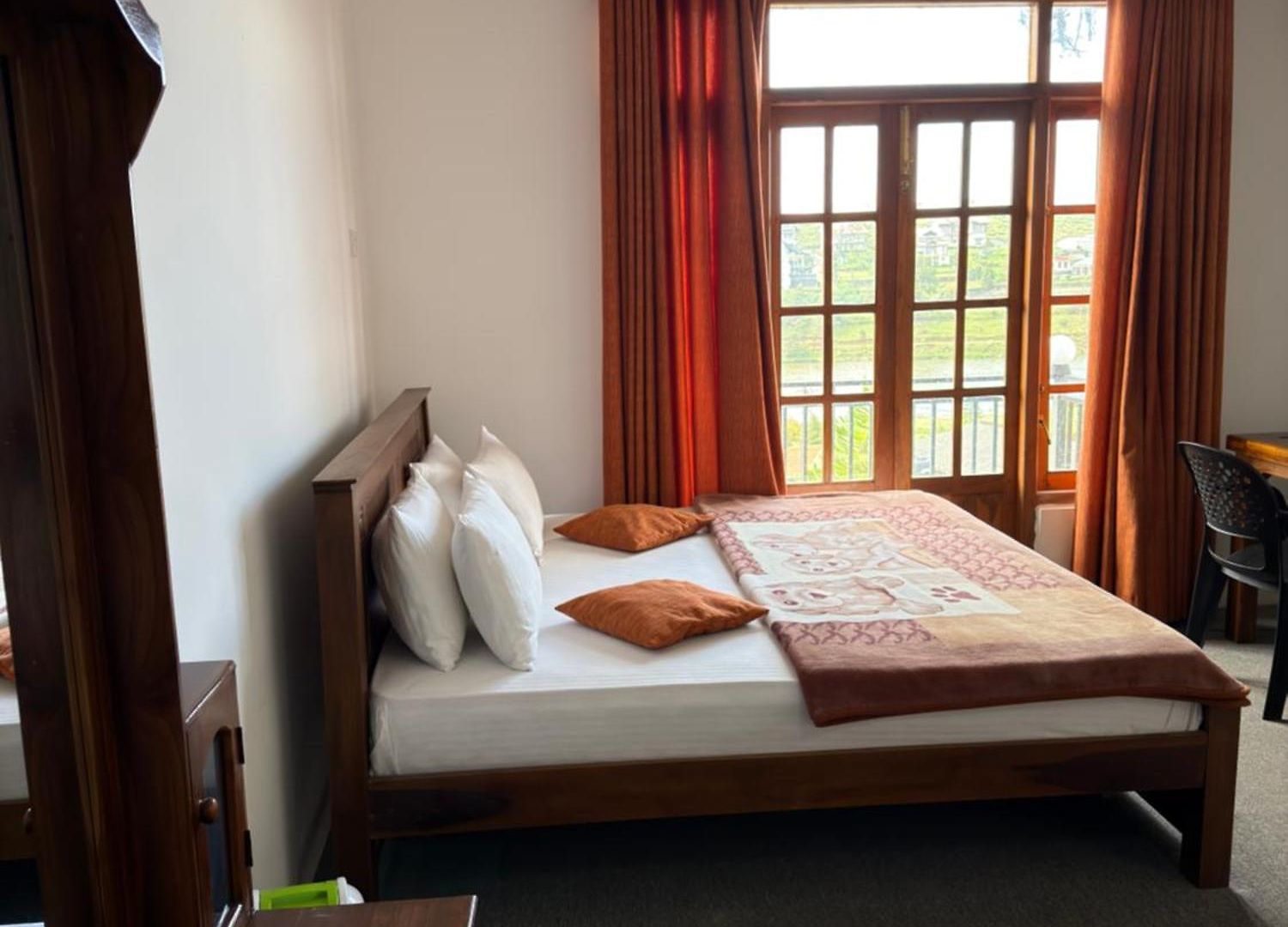 Creek View Hotel *