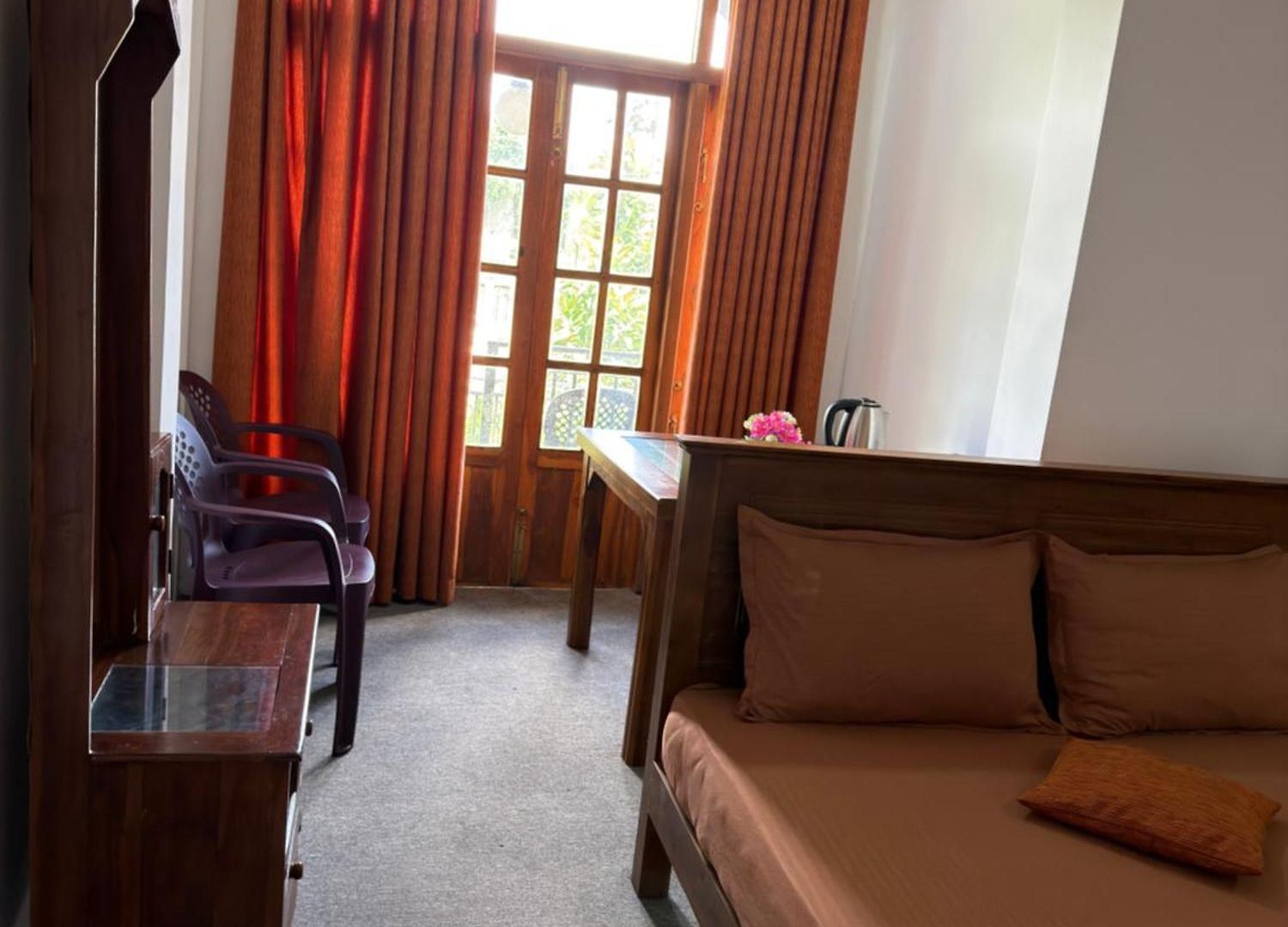 Creek View Hotel *