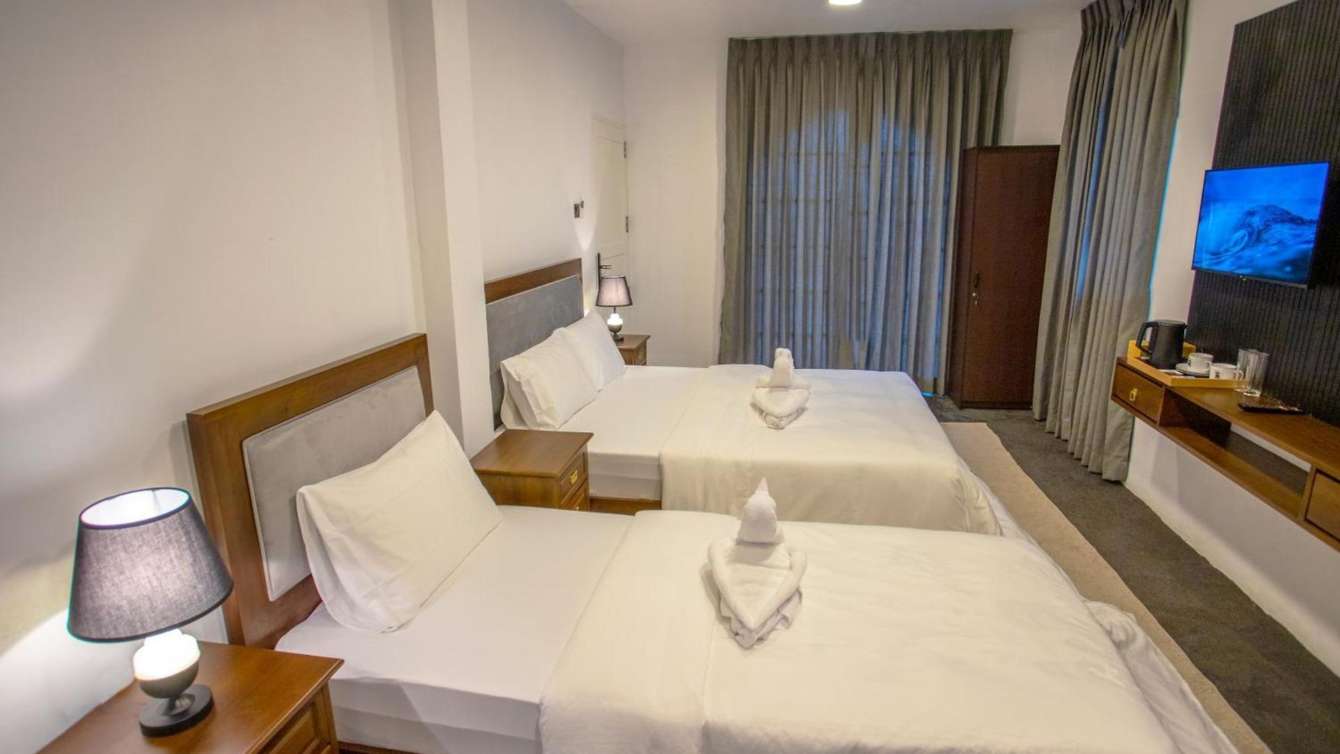 Liyons Hotel