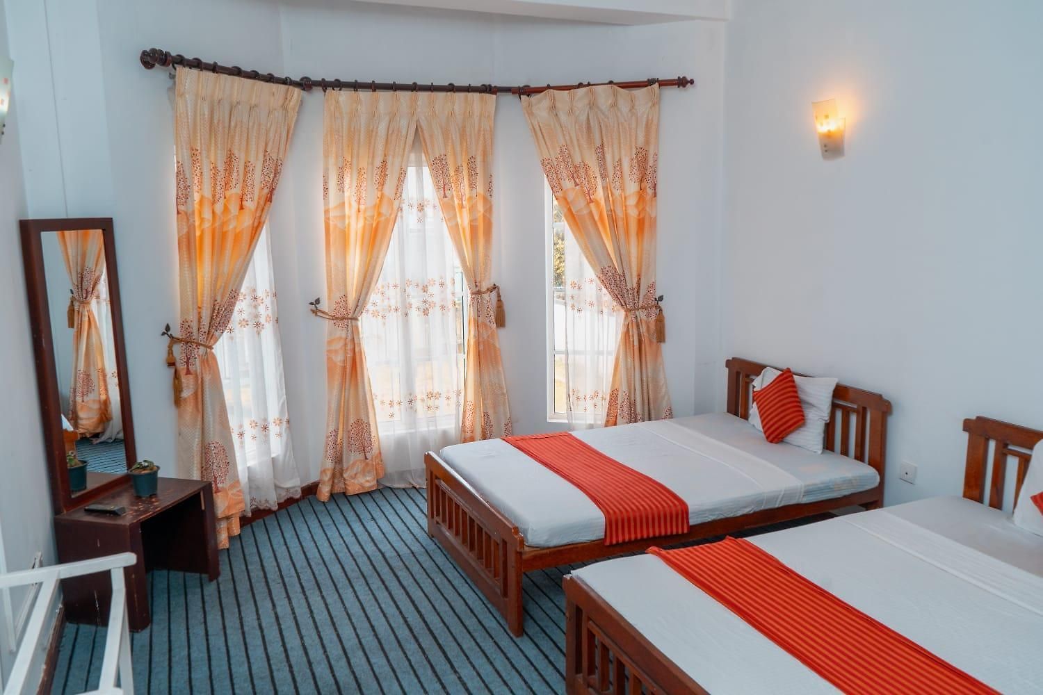 Kvs Rose Garden Hotel 3*