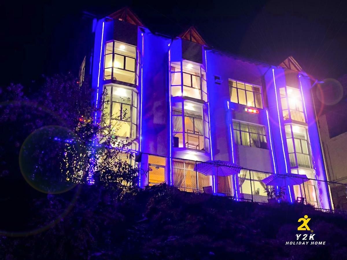 Y2k Holiday Hotel