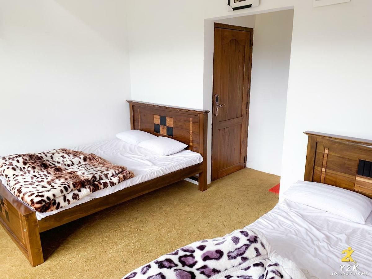 Y2k Holiday Hotel