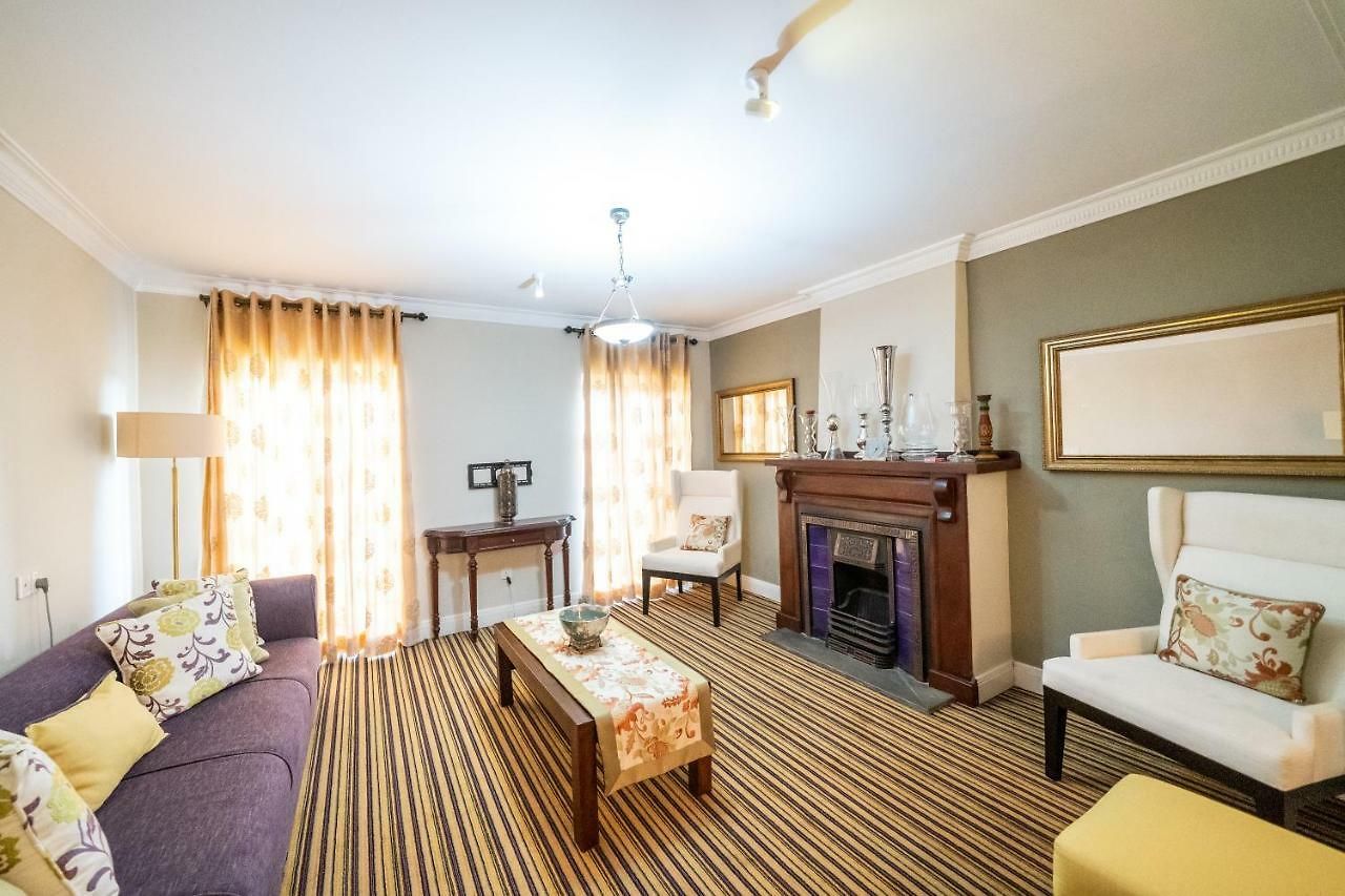 Tudor Barn 5*