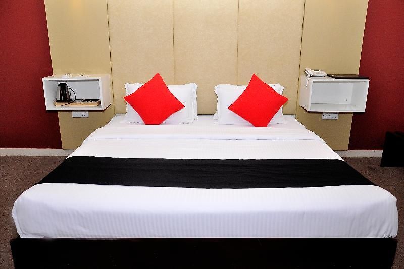 Capital O 281 Laa Adams Hotel 3*