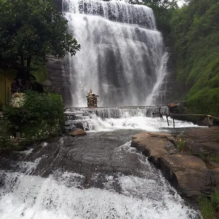 Woods Hut Homestay Nuwara Eliya