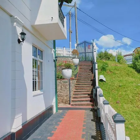 Hotel White Vintage Bunglow