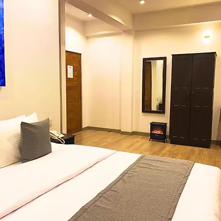 Hotel Queens Mount Glen Heights 2*