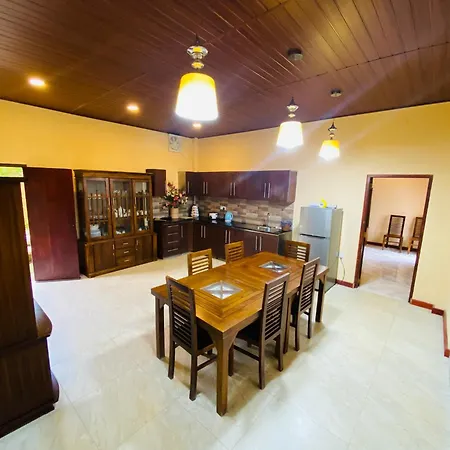 Rodda's Hillside Hotel *