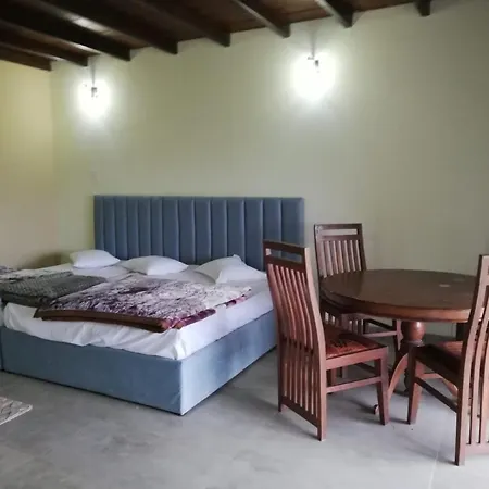 Honey Bees & Lily Trees Lodge *
