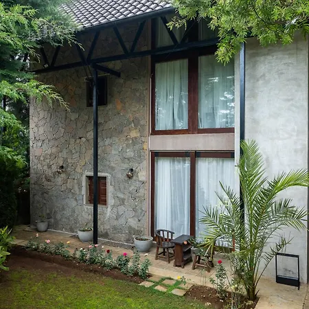 Bed & Breakfast Tathya Hills - Boutique Garden Escape