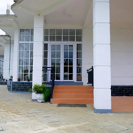 Moons Hotel *