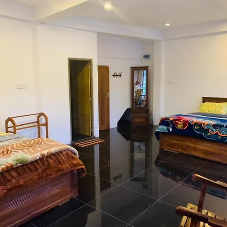 Hazel Town House Guest house *
