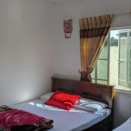Moon Plains White House Homestay