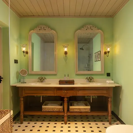Uga Halloowella Hotel 5*