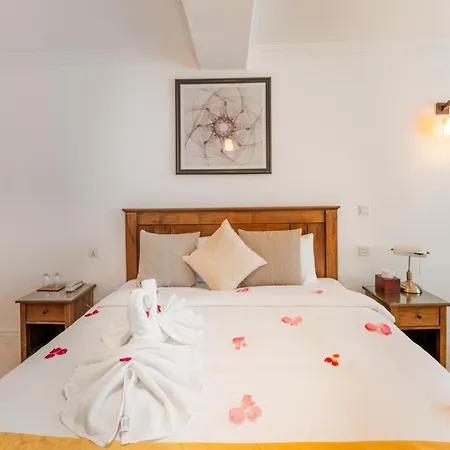 Croft Hotel *