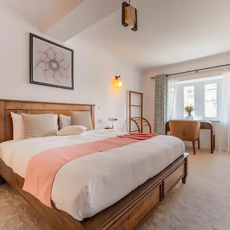 Croft Hotel *