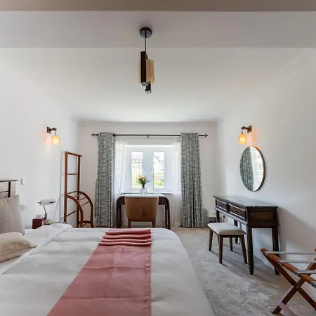 Croft Hotel *