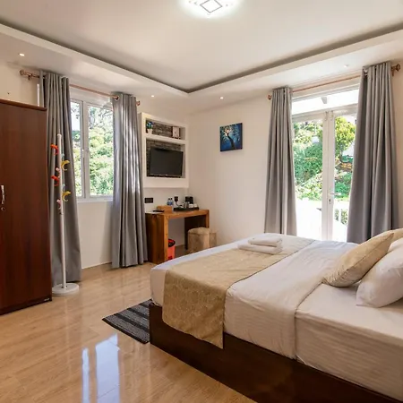 Hotel Twin Red - Luxury With Mountain View