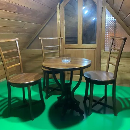 20/20 Wood Homestay Nuwara Eliya