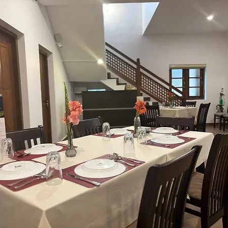 Collingwood Queen - Boutique Nuwara Eliya