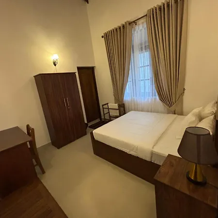 Collingwood Queen - Boutique Bed & Breakfast