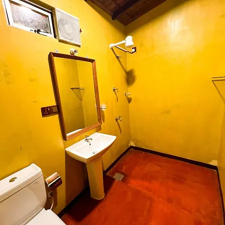 Little England Hotel *
