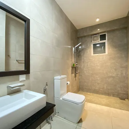 Hotel Queens Mount Glen Heights 2*