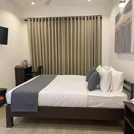 Hotel Queens Mount Glen Heights 2*