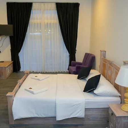 King Castle Front By Laksam Hotel