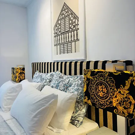 26 Loversleap Country house *