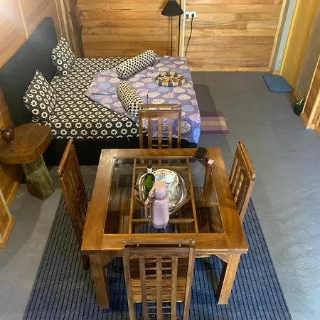 20/20 Wood Homestay Nuwara Eliya