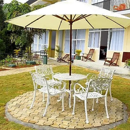 Hatton Summer House 4*