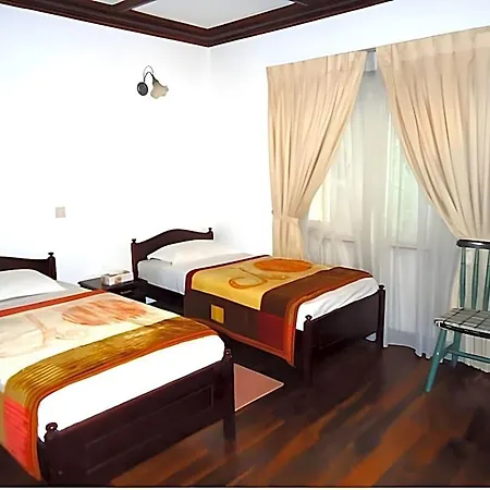 Cocoon Hills 4*
