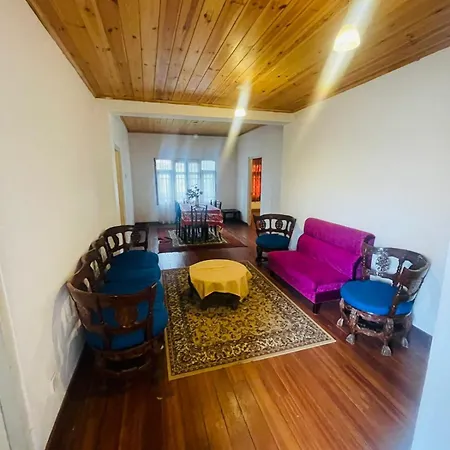 Little House Homestay *