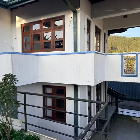 Drizzle Ridge Hotel *