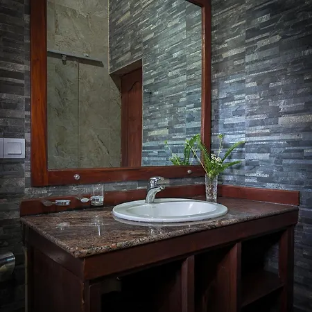 Royal Wattles Boutique Homestay *