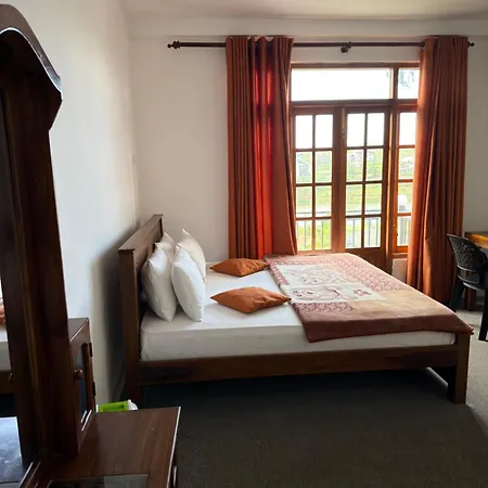 Creek View Hotel *