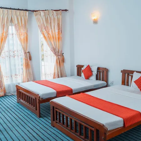 Kvs Rose Garden Hotel 3*