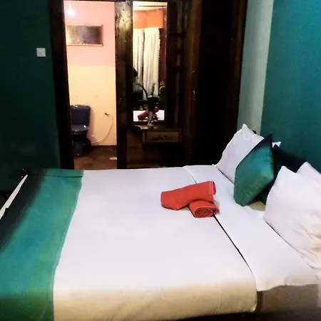 Yoho Mount View Black Pool Homestay *