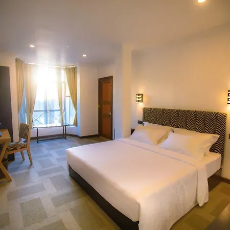Hotel Huddle 4*