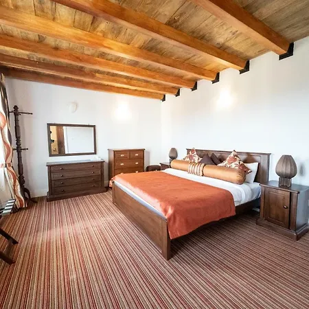 Tudor Barn 5*