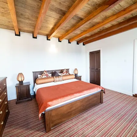 Hotel Tudor Barn