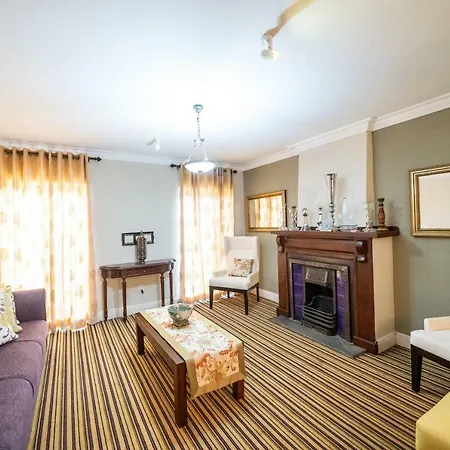 Tudor Barn 5*