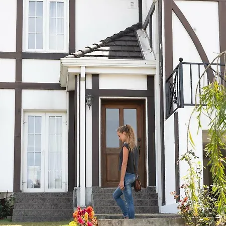 Tudor Barn 5*