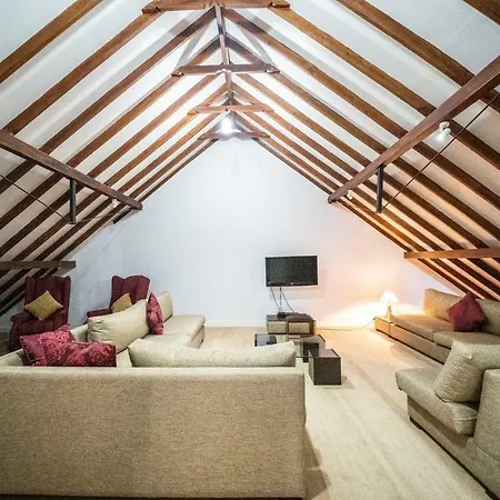 Hotel Tudor Barn