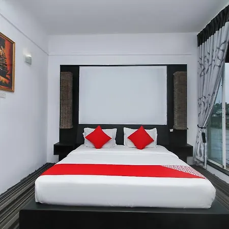 Oyo 523 Royal 3*