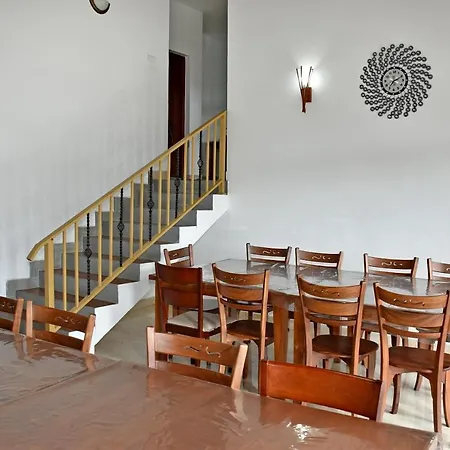 Oyo 537 Royal Bungalow 3*