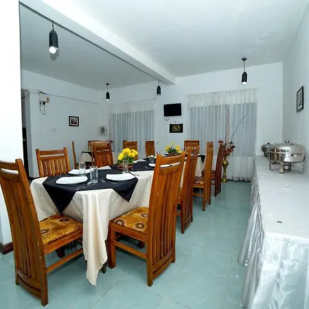 Oyo 586 Rose Garden Hotel