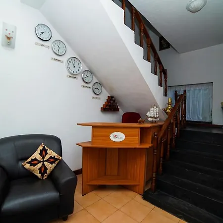 Hotel Oyo 586 Rose Garden 3*